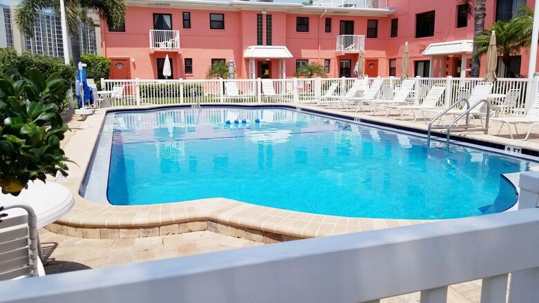 Hotel Gulf Winds Beach Resort