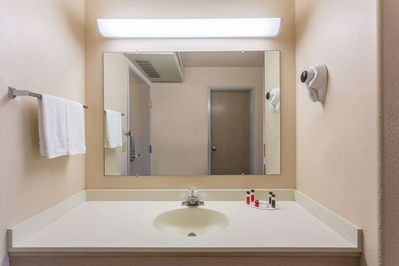 Hotel Super 8 By Wyndham Hamilton