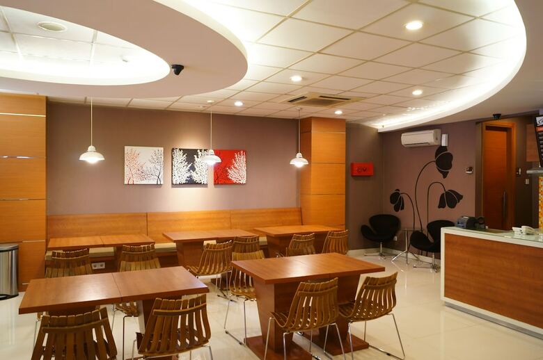 Citihub Hotel @mayjend Sungkono, Surabaya