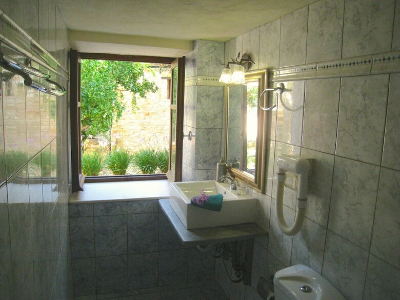 Adamantia Hotel