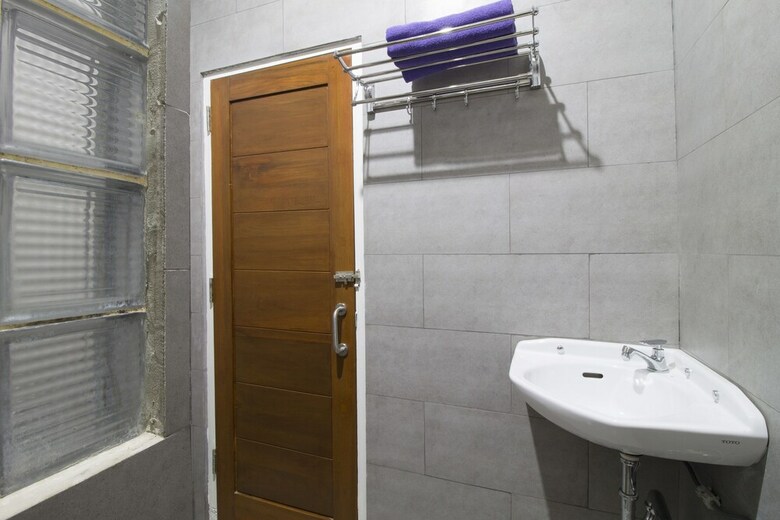 Hotel Reddoorz Plus Near Rs Hasan Sadikin