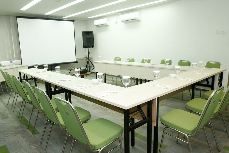 Hotel Maxonehotels At Dharmahusada - Surabaya