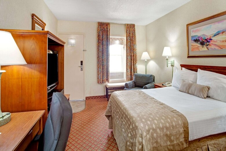 Hotel Ramada By Wyndham West Memphis