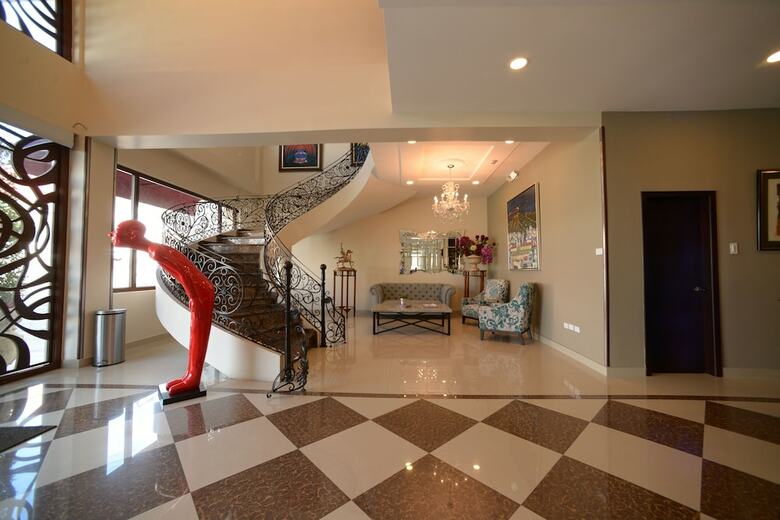 Quindeloma Art Hotel And Gallery
