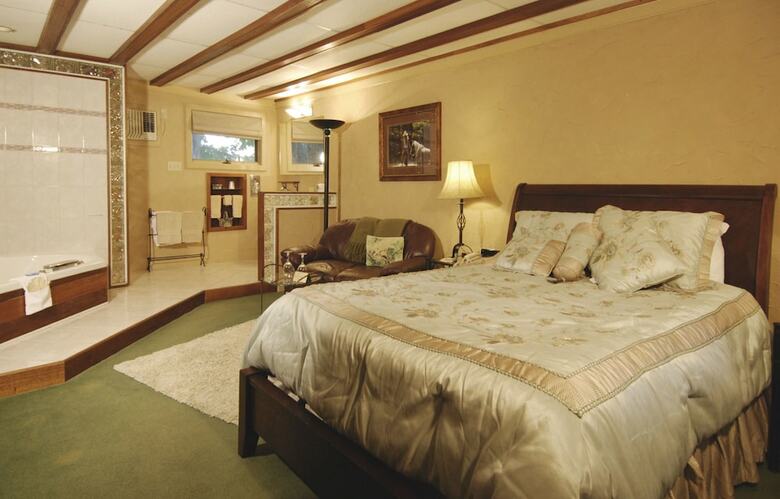 Bed & Breakfast Wrens Nest Village Inn