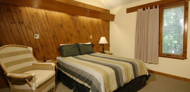 Bed & Breakfast Wrens Nest Village Inn