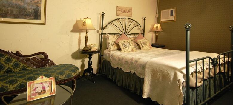 Bed & Breakfast Wrens Nest Village Inn