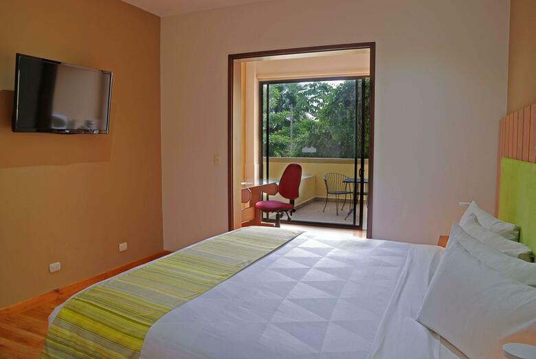 Hotel Country Inn & Suites