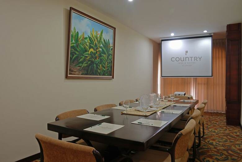 Hotel Country Inn & Suites
