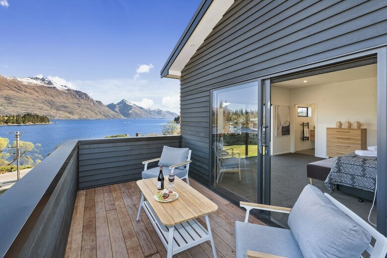 Lakeside Luxury On Suburb Street