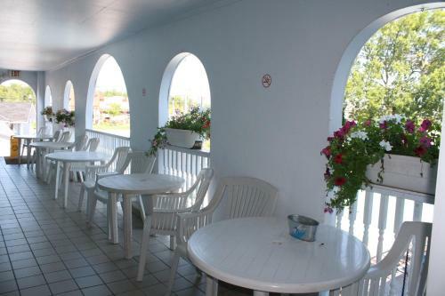 Kingsbridge Inn / Bon-air Motel