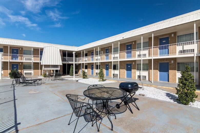 Motel 6 Clinton, Ok