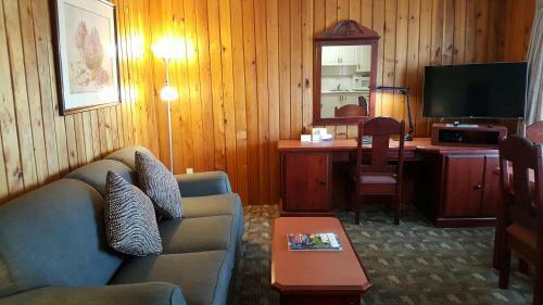 Hotel The Cedarwood Inn & Suites