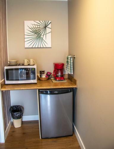 Hotel The Cedarwood Inn & Suites