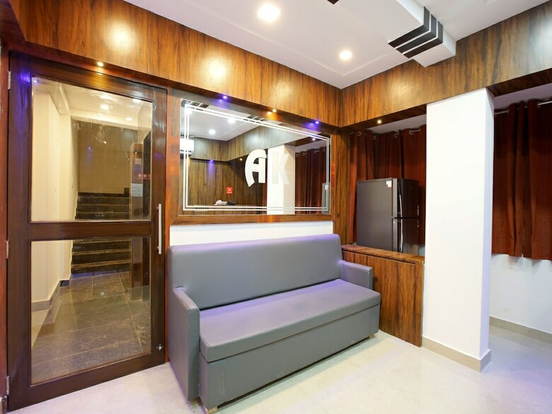 Hotel Oyo 12974 Ak International