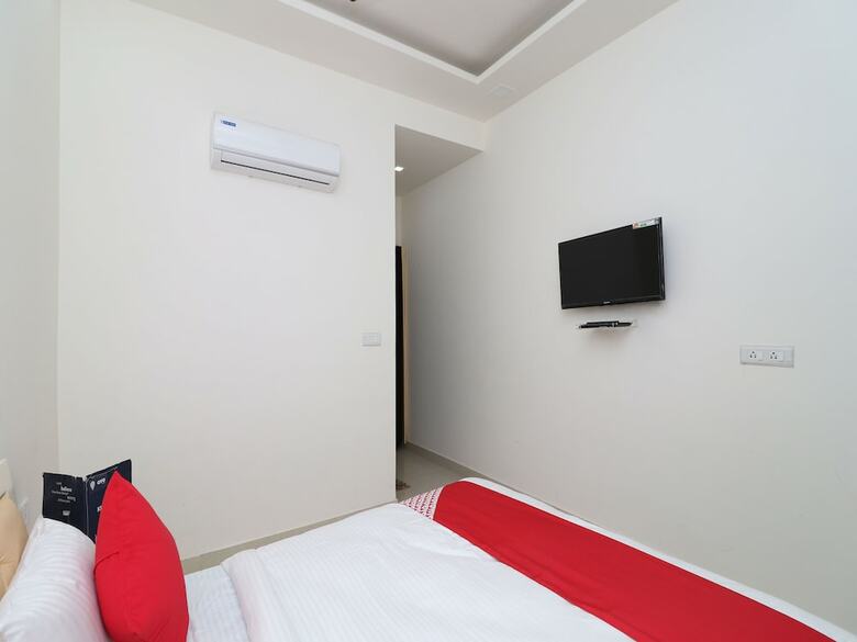 Oyo 13406 Hotel Golden Leaf