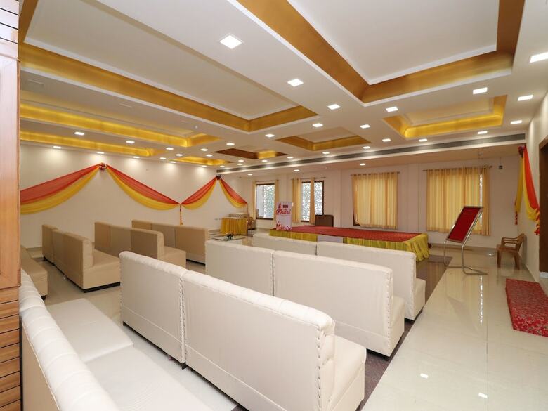 Oyo 13406 Hotel Golden Leaf