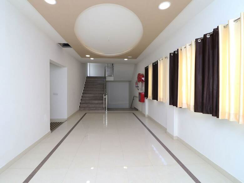 Oyo 13406 Hotel Golden Leaf