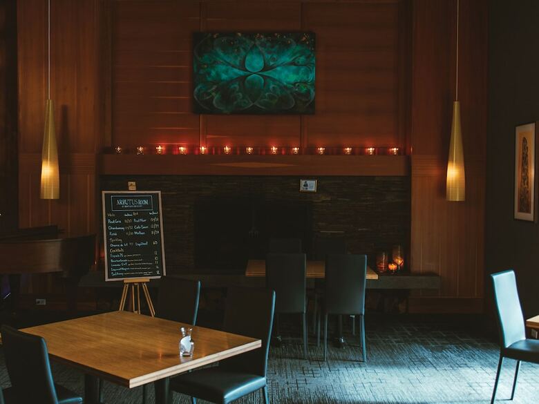 Hotel Brentwood Bay Resort & Spa