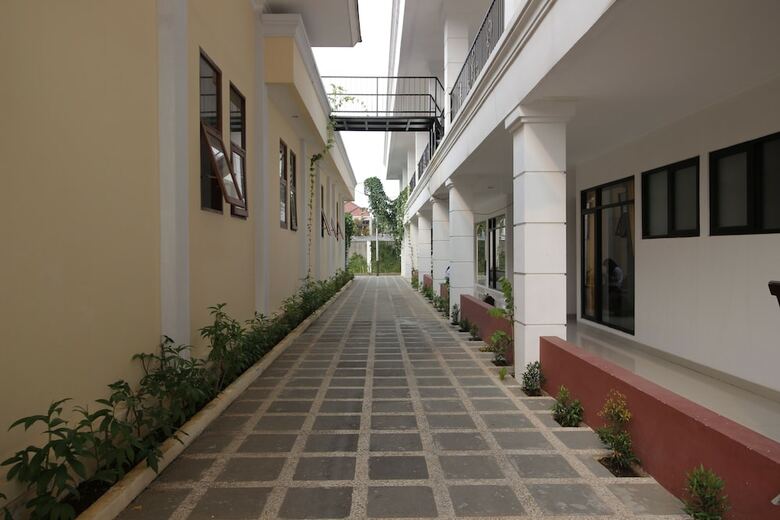Hotel Reddoorz Plus Near Ragunan Zoo