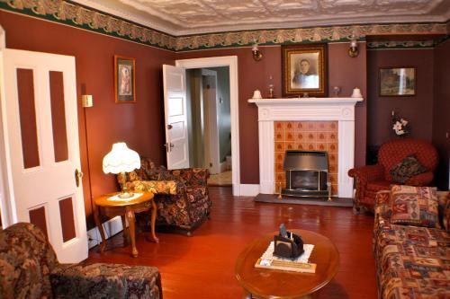 Posada Bishop White Manor