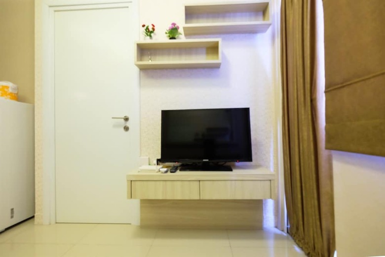 Easy Access To Mall Green Pramuka Apartment