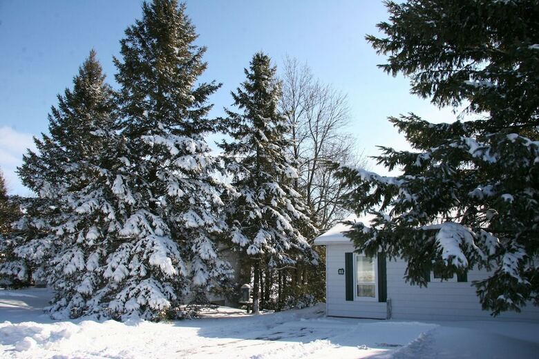 Elmhirst's Resort - On A Lake