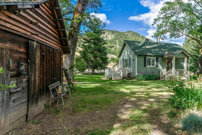 Romantic Rogue River Cottage ~ Near Del Rio Winery