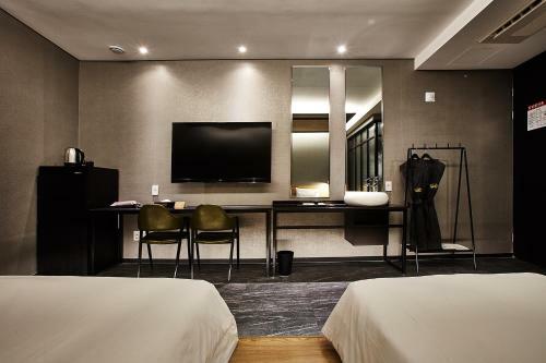 Hotel Wanted