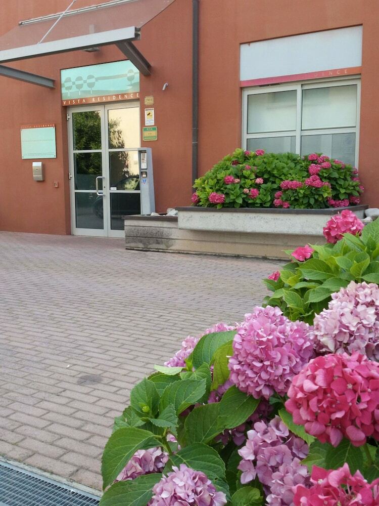 Vista Hotel & Residence
