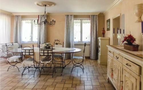 Three-bedroom Holiday Home In Carpentras