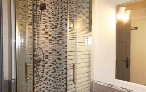 Three-bedroom Holiday Home In Verquieres
