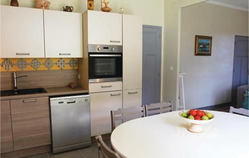 Three-bedroom Holiday Home In Verquieres