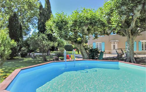 Three-bedroom Holiday Home In Verquieres