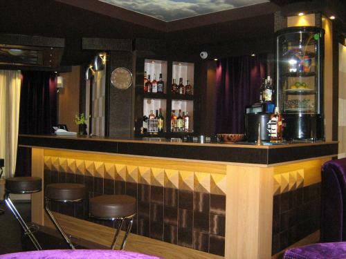 Hotel Emaly Green