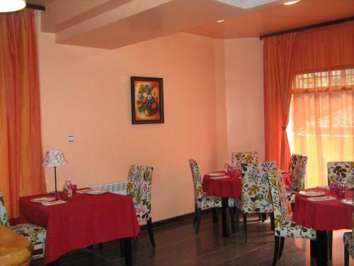 Hotel Emaly Green