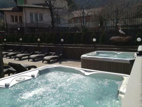 Hotel Emaly Green