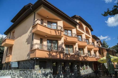 Hotel Emaly Green