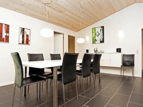 Four-bedroom Holiday Home In Oksb�l 8