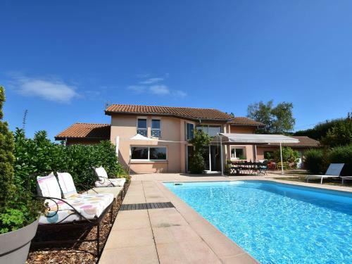 Idyllic Villa In Leynes With Swimming Pool
