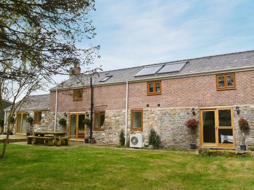 Clawdd Offa Barn