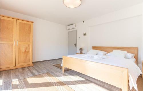 Seven-bedroom Holiday Home In Cacvina