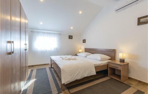 Seven-bedroom Holiday Home In Cacvina