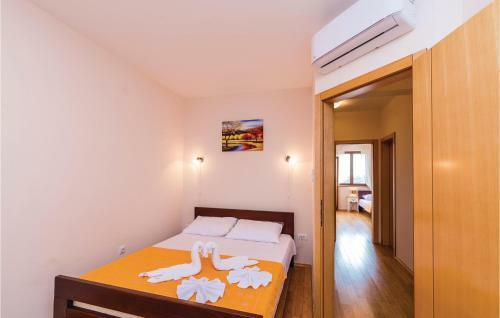 Three-bedroom Apartment In Kamenari