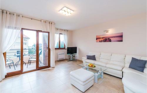 Three-bedroom Apartment In Kamenari