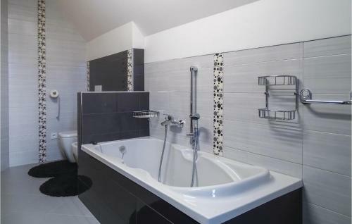 Three-bedroom Holiday Home In Preserje