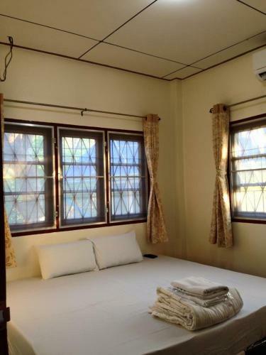 Hostal Plaifah Bungalow Koh Sichang