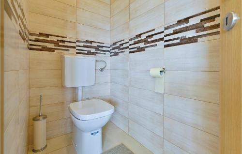 Three-bedroom Holiday Home In Dragoslavec