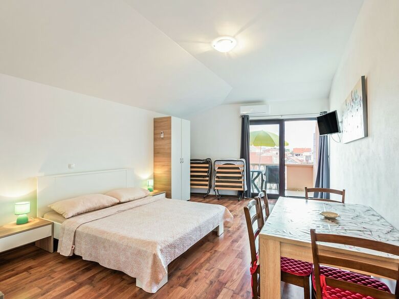 Pleasant Apartment In Posedarje Near Sea