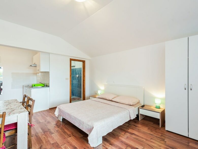 Pleasant Apartment In Posedarje Near Sea